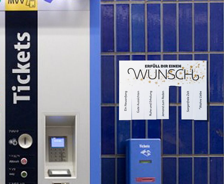 ein Aushang mit guten Wünschen hängt neben einem Ticketautomaten